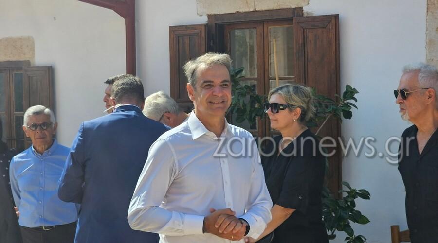 Με μπαντάνα σήμερα η Μαρέβα και πέδιλα που φορούν μόνο οι γαλαζοαίματες για να παρακολουθήσει τη θεία λειτουργία