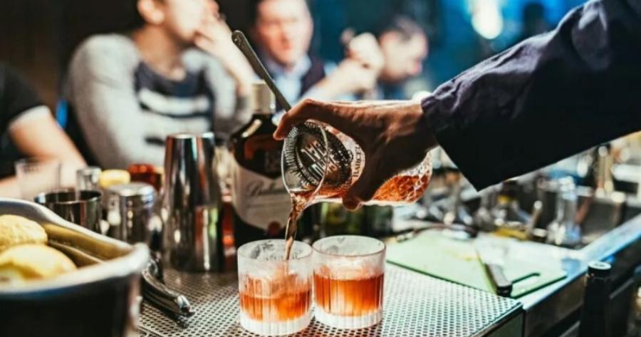 Πειραιάς: Πέθανε 18χρονος μετά από κατανάλωση αλκοόλ σε μπαρ – Δύο συλλήψεις