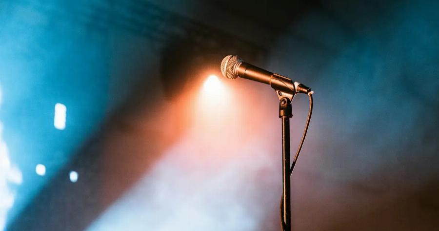 Ποιος είναι ο Έλληνας τραγουδιστής που κατηγορείται – Σoκ δημοσίευμα αποκαλύπτει πληροφορίες