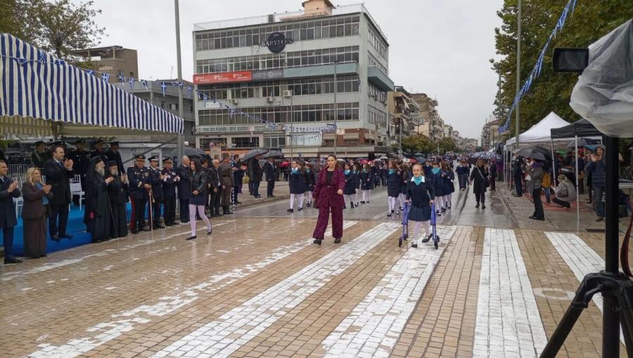 Τρίκαλα: Μικρή μαθήτρια συγκίνησε στην παρέλαση μέσα στη βροχή