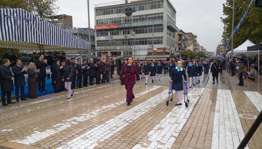 Τρίκαλα: Μικρή μαθήτρια συγκίνησε στην παρέλαση μέσα στη βροχή