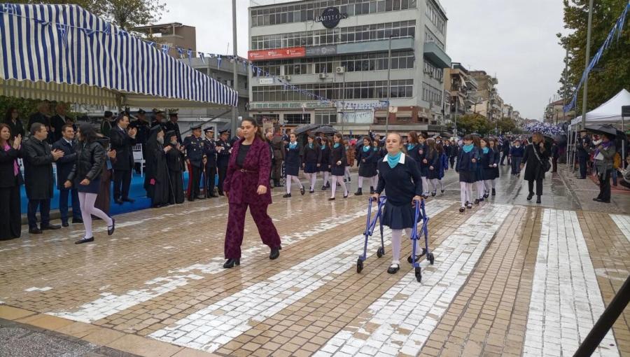 Τρίκαλα: Μικρή μαθήτρια συγκίνησε στην παρέλαση μέσα στη βροχή