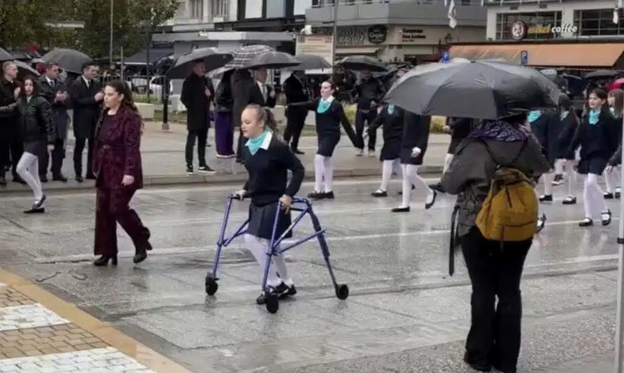 Τρίκαλα: Μικρή μαθήτρια συγκίνησε στην παρέλαση μέσα στη βροχή
