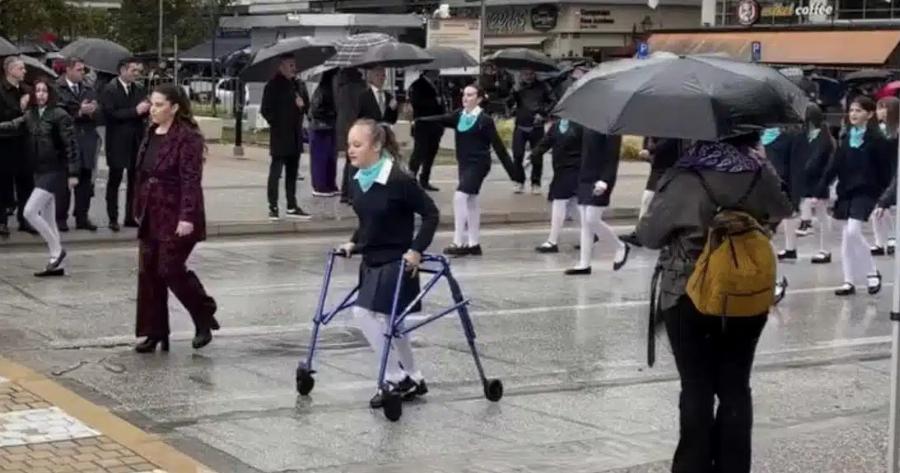 Τρίκαλα: Μικρή μαθήτρια συγκίνησε στην παρέλαση μέσα στη βροχή