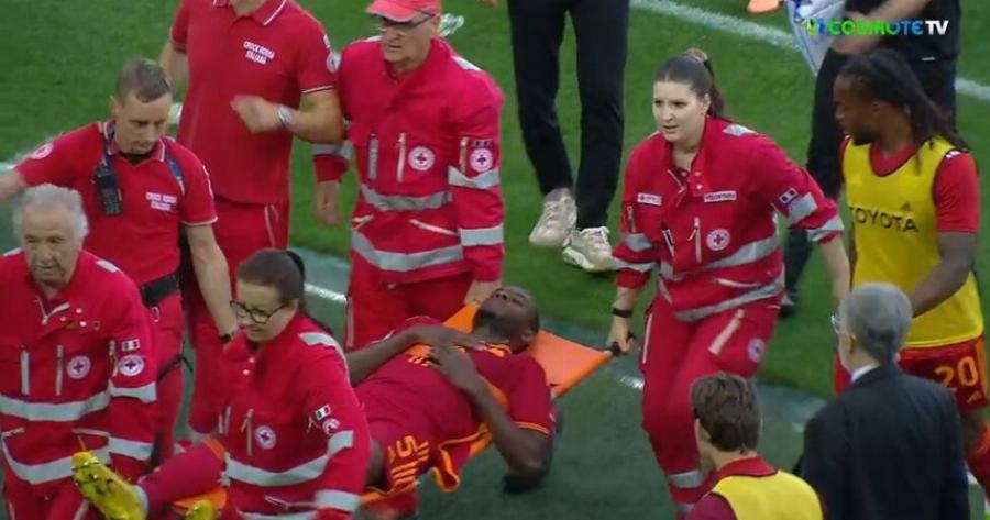 Έπιασε το στέρνο του και σωριάστηκε μέσα στο γήπεδο πασίγνωστος ποδοσφαιριστής – Σε σοκ ο πλανήτης