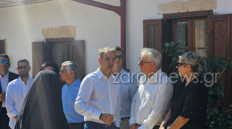 Με μπαντάνα σήμερα η Μαρέβα και πέδιλα που φορούν μόνο οι γαλαζοαίματες για να παρακολουθήσει τη θεία λειτουργία