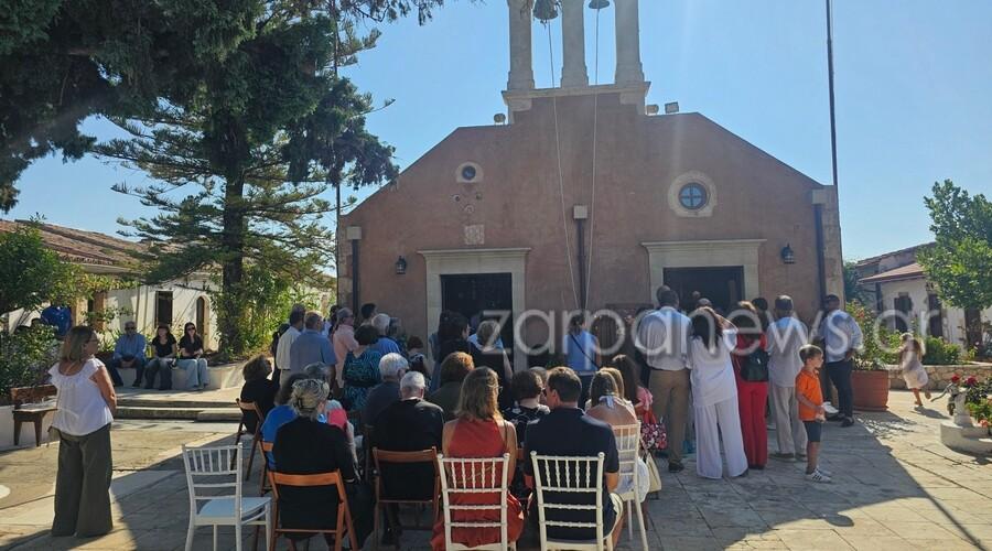 Με μπαντάνα σήμερα η Μαρέβα και πέδιλα που φορούν μόνο οι γαλαζοαίματες για να παρακολουθήσει τη θεία λειτουργία