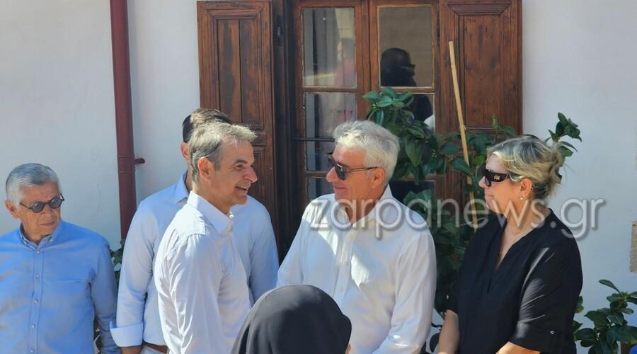 Με μπαντάνα σήμερα η Μαρέβα και πέδιλα που φορούν μόνο οι γαλαζοαίματες για να παρακολουθήσει τη θεία λειτουργία