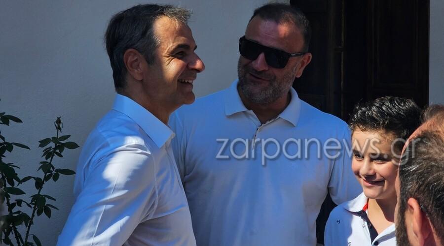 Με μπαντάνα σήμερα η Μαρέβα και πέδιλα που φορούν μόνο οι γαλαζοαίματες για να παρακολουθήσει τη θεία λειτουργία