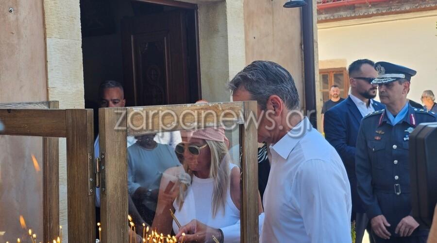 Με μπαντάνα σήμερα η Μαρέβα και πέδιλα που φορούν μόνο οι γαλαζοαίματες για να παρακολουθήσει τη θεία λειτουργία