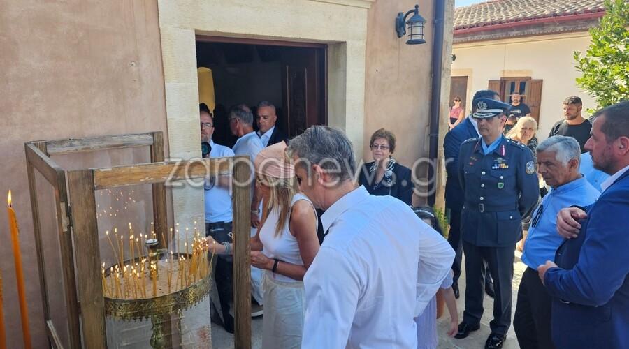 Με μπαντάνα σήμερα η Μαρέβα και πέδιλα που φορούν μόνο οι γαλαζοαίματες για να παρακολουθήσει τη θεία λειτουργία