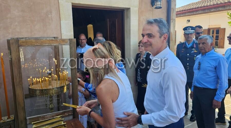 Με μπαντάνα σήμερα η Μαρέβα και πέδιλα που φορούν μόνο οι γαλαζοαίματες για να παρακολουθήσει τη θεία λειτουργία