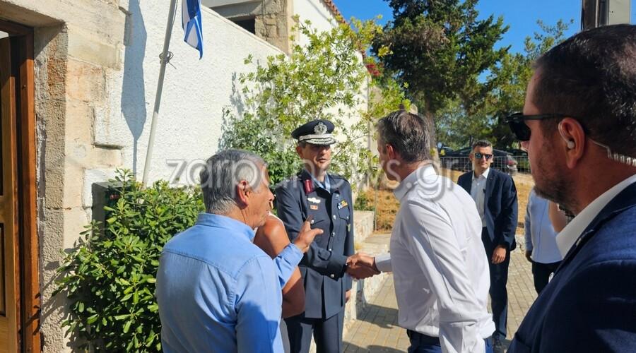 Με μπαντάνα σήμερα η Μαρέβα και πέδιλα που φορούν μόνο οι γαλαζοαίματες για να παρακολουθήσει τη θεία λειτουργία