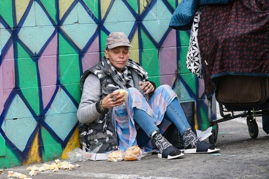 «Πώς έχει αλλάξει αυτή η πανέμορφη ομορφιά; Πρώην γνωστή ηθοποιός: Τώρα είναι άστεγη και ψάχνει σε κάδους σκουπιδιών για φαγητό. Αλλά γιατί;»