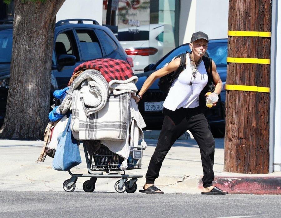 «Πώς έχει αλλάξει αυτή η πανέμορφη ομορφιά; Πρώην γνωστή ηθοποιός: Τώρα είναι άστεγη και ψάχνει σε κάδους σκουπιδιών για φαγητό. Αλλά γιατί;»