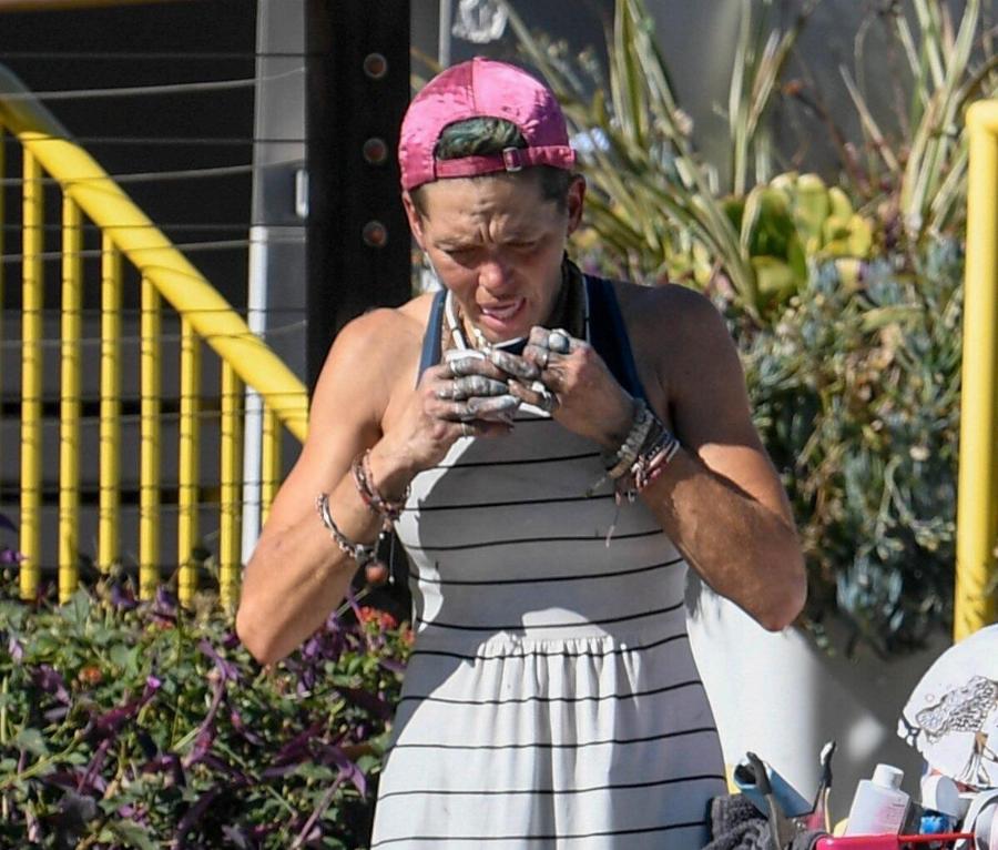 «Πώς έχει αλλάξει αυτή η πανέμορφη ομορφιά; Πρώην γνωστή ηθοποιός: Τώρα είναι άστεγη και ψάχνει σε κάδους σκουπιδιών για φαγητό. Αλλά γιατί;»