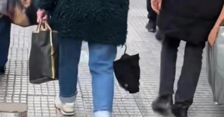 Θέαμα σε όλη την Τσιμισκή, την έβγαζαν βίντεο οι περαστικοί: Θεσσαλονικιά έγινε viral περπατούσε κι από το παλτό κρεμόταν…κάτι