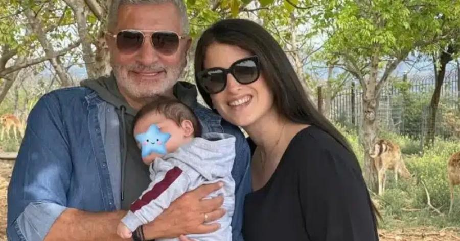 Γιώργος Πατούλης: Το πρώτο μπάνιο στη θάλασσα μαζί με τον τεσσάρων μηνών γιο του