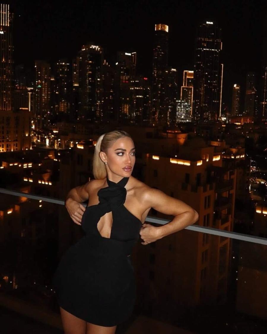 Ιωάννα Τούνη: Νέες φωτογραφίες από το Ντουμπάι με μαύρο φόρεμα και φόντο τους ουρανοξύστες