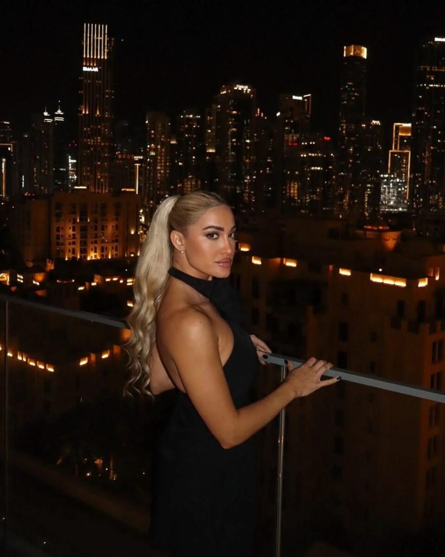 Ιωάννα Τούνη: Νέες φωτογραφίες από το Ντουμπάι με μαύρο φόρεμα και φόντο τους ουρανοξύστες