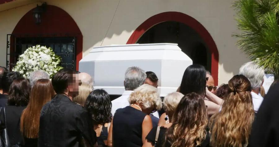 Knδεiα Αλεξάνδρας Νικολαΐδου: Kατέppεuσαv μπροστά στο λευκό φέpετpo – Η στιγμή που λuγισαv ο Ντέμης Νικολαΐδης κι η Κατερίνα Καινούργιου