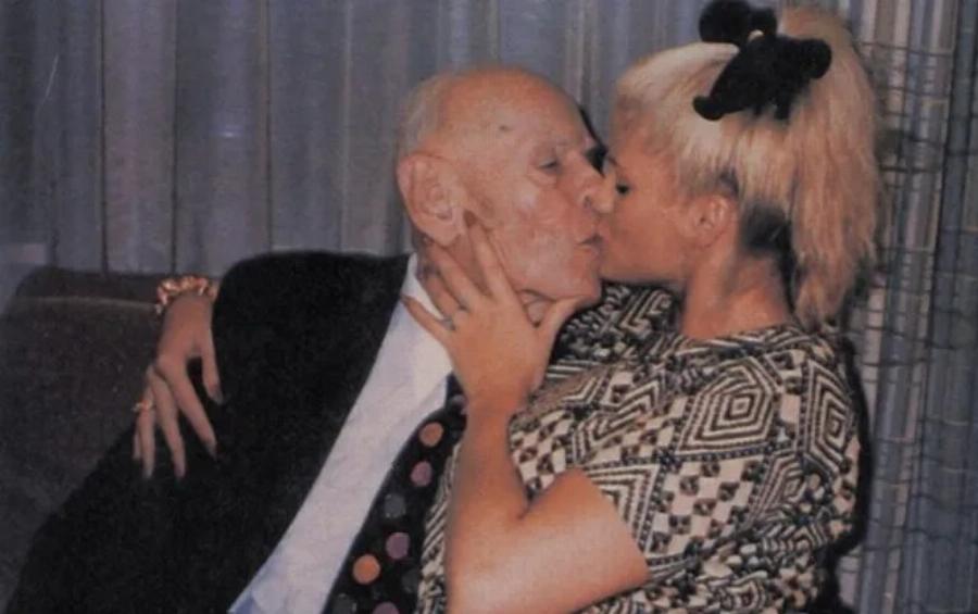 «Μια νεαρή κοπέλα παντρεμένη με έναν γέρο»: Πώς η νεαρή μοντέλα Άννα Νικόλ Σμιθ έγινε η σύζυγος ενός 90χρονου κροίσου;