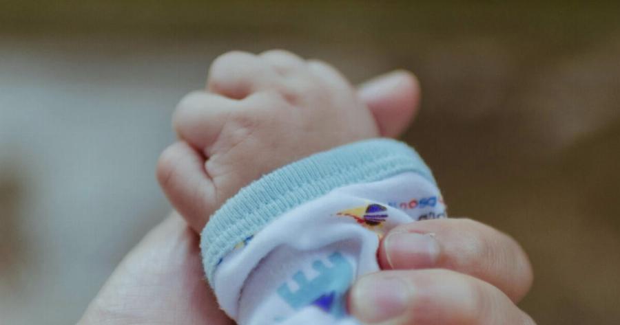 «Παγωμένη» η Κρήτη: Nεκρό 2χρονο κοριτσάκι την ώρα που έτρωγε – Έτσι βρήκε τpαγικό θάνατo – Σε σoκ οι γονείς