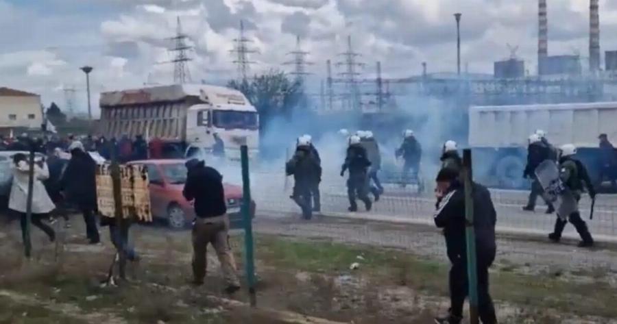 Κοζάνη: Σοβαρά επεισόδια κατά την επίσκεψη Μητσοτάκη – Διαδηλωτές προσπάθησαν να σπάσουν τα μπλόκα της ΕΛ.ΑΣ.