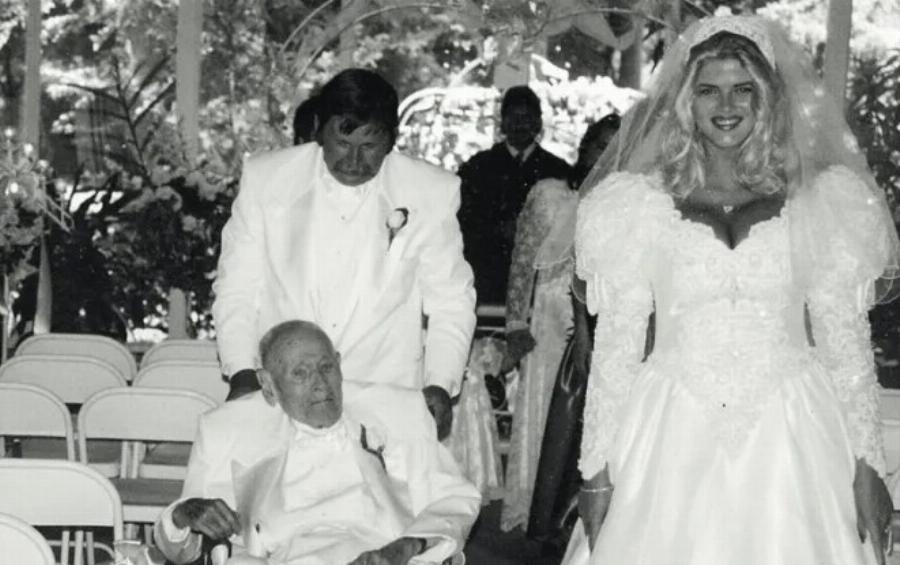 «Μια νεαρή κοπέλα παντρεμένη με έναν γέρο»: Πώς η νεαρή μοντέλα Άννα Νικόλ Σμιθ έγινε η σύζυγος ενός 90χρονου κροίσου;