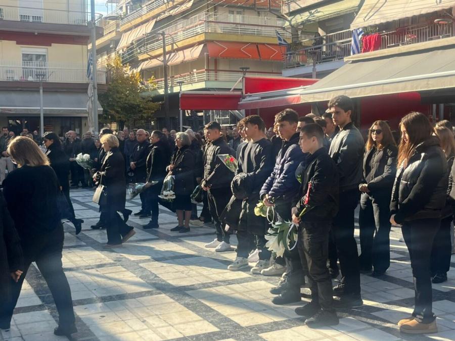 Βασίλης Μαντζουράνης: Το τελευταίο αντίο στον 53χρονο μουσικό του συγκροτήματος «Δυτικές Συνοικίες»