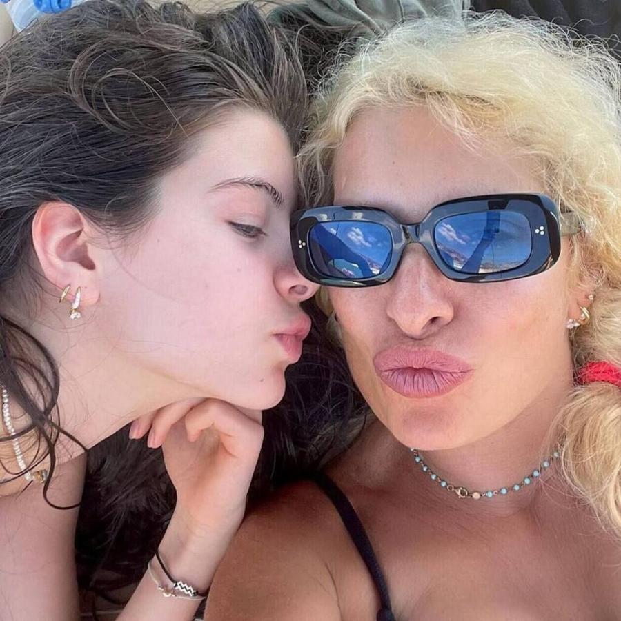 «Κλωνοποίηση» της Ελένης Μενεγάκη: Η Βαλέρια Λάτσιου, μεγάλωσε, είναι μία καλλονή και ίδια η μητέρα της νέα