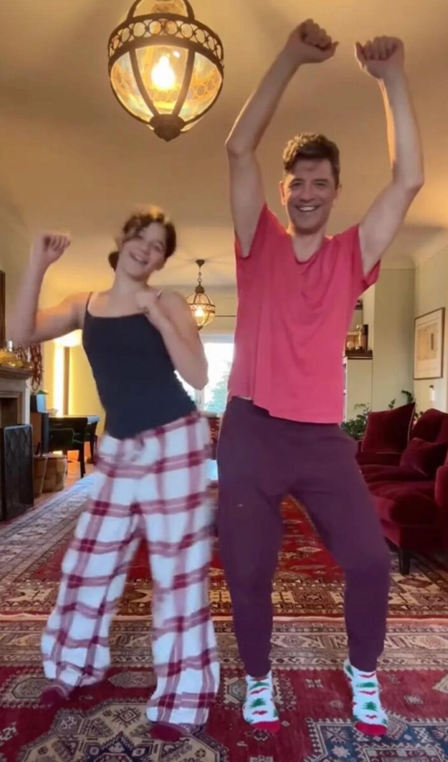 Σάκης Ρουβάς: Το απολαυστικό βίντεο με την κόρη του, Αριάδνη μέσα από το σαλόνι του σπιτιού τους