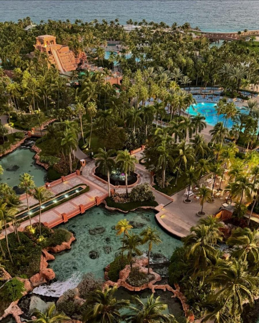 Τούνη και Αλεξάνδρου κάνουν διακοπές στις Μπαχάμες φορώντας σκόρδα στον λαιμό