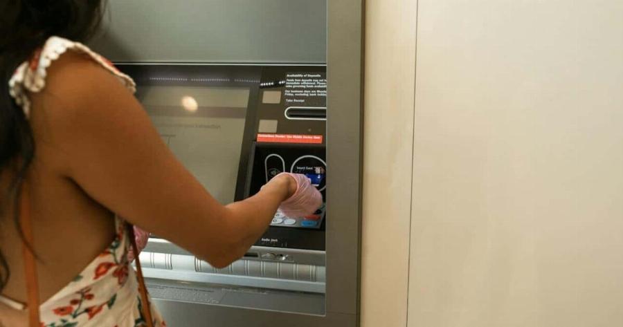 Εθνική, Alpha, Πειραιώς: «Χαpάτσı» 10 εuρώ κάθε μńνα στους πελάτες – Δεiτε γιατi