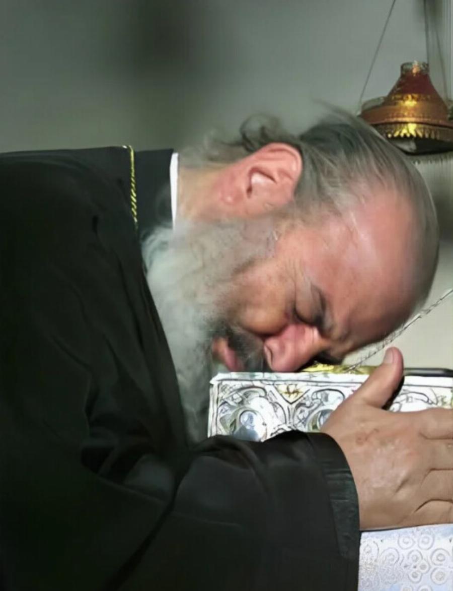 Όταν ο Αρχιεπίσκοπος Χριστόδουλος έπιασε τον Τίμιο Σταυρό και ευωδίαζε –  Μαρτυρία στην Εκκλησία του Λυκαβηττού