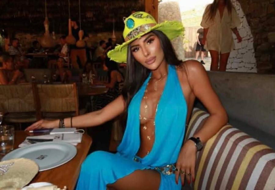 Δέσποινα Γιαννακοπούλου: «Κολάζει» τη Μύκονο με αβυσσαλέο ντεκολτέ – Οι φωτογραφίες που έριξαν το Instagram