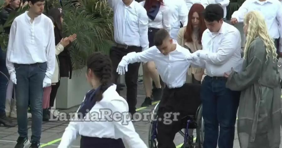 25η Μαρτίου: Μαθητής στη Λαμία σηκώθηκε από το αναπηρικό αμαξίδιο και παρέλασε – Δάκρυα συγκίνησης από τους παρευρισκόμενους