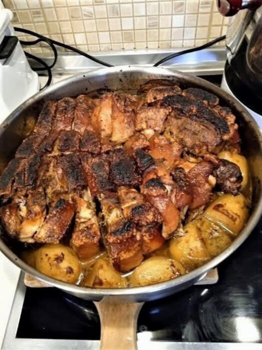 Έγινε λουκούμι ρε παιδιά – Το μυστικό που απογείωσε το ψητό χοιρινό με πατατούλες