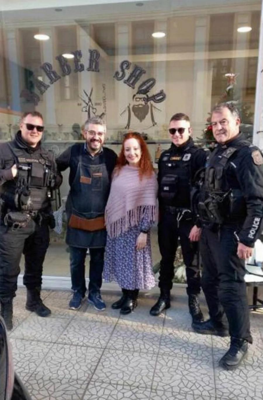 Η συγκινητική ιστορία της σκυλίτσας που μπήκε σε κουρείο της Πάτρας και υιοθετήθηκε