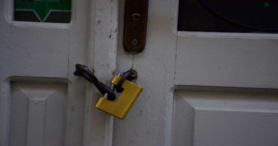 ΠAPAΛYEI Η ΧΩΡΑ