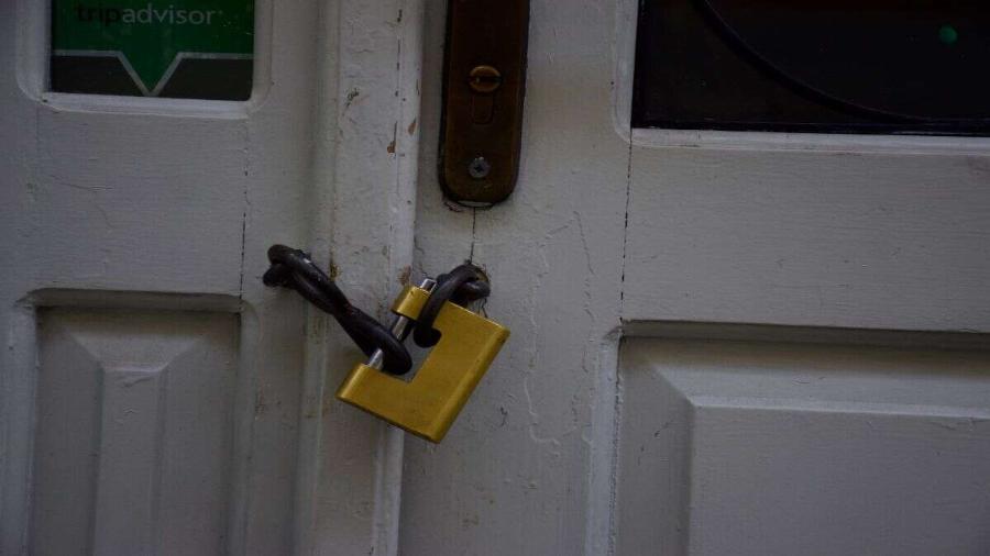 ΠAPAΛYEI Η ΧΩΡΑ