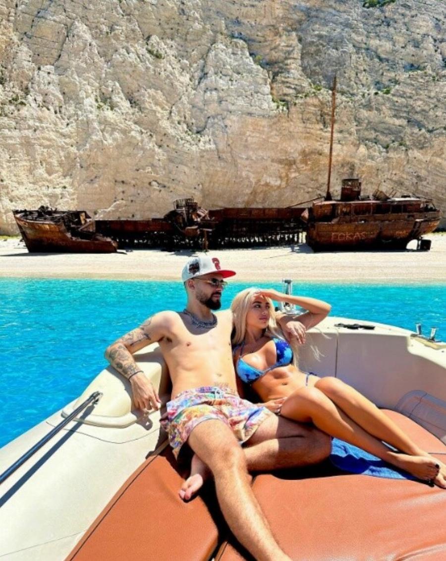 Θα το πάρει το κορίτσι: Ο Πασίγνωστος Έλληνας τραγουδιστής ανακοίνωσε πως παντρεύεται την Αλεξία Κεφαλά – Ο επώνυμος κουμπάρος τους