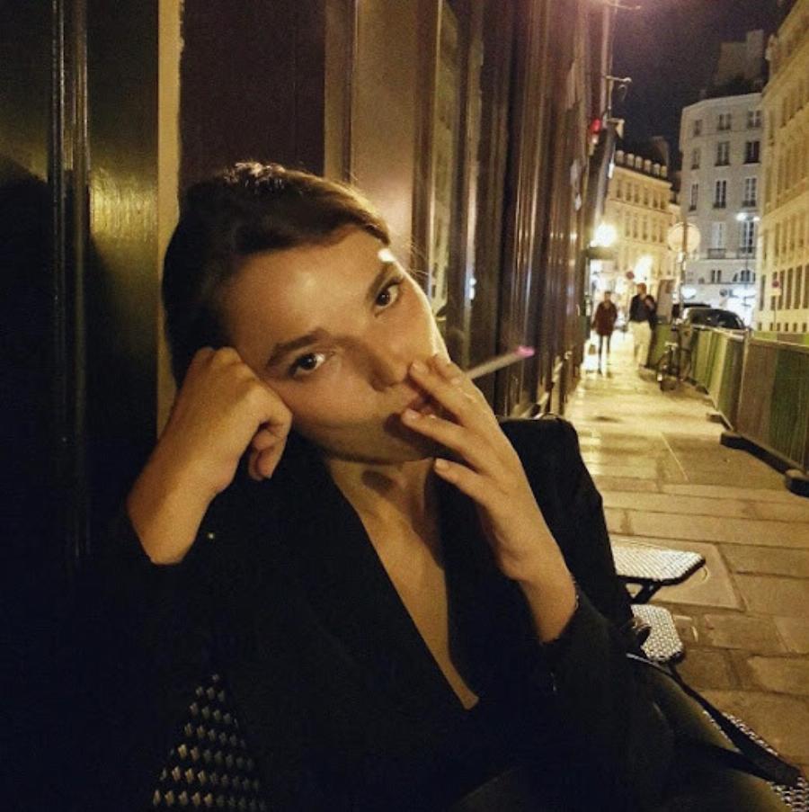 Εκείνος 64, αυτή 30: Σούσουρο με πασίγνωστο ηθοποιό, δεν είδε τον φωτογράφο κι έγινε θέαμα στη μέση του δρόμου