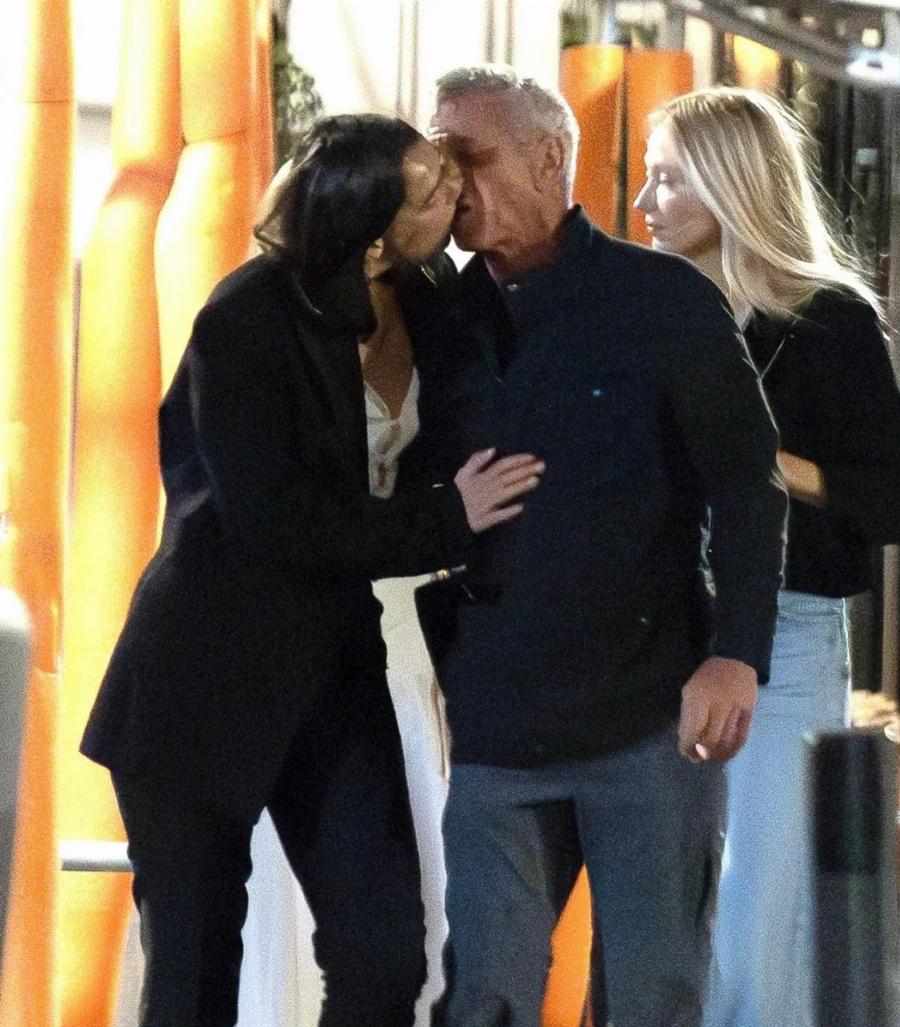 Εκείνος 64, αυτή 30: Σούσουρο με πασίγνωστο ηθοποιό, δεν είδε τον φωτογράφο κι έγινε θέαμα στη μέση του δρόμου