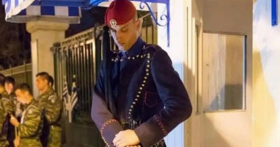 Η μοναδική μέρα η σημερινή που ο Εύζωνας σκύβει το κεφάλι και γυρνάει το όπλο ανάποδα