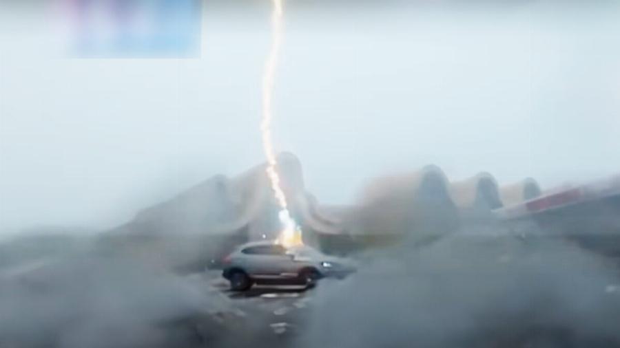 Κεραυνός xτuπnσε 3 φορές ηλεκτρικό αυτοκίνητο – Ποια η κατάληξη