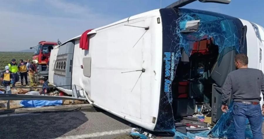 Πολύνεκρο τροχαίο: Σύγκρουση λεωφορείου με φορτηγό – «Μοιάζει με σφαγh»