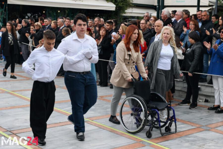 25η Μαρτίου: Μαθητής στη Λαμία σηκώθηκε από το αναπηρικό αμαξίδιο και παρέλασε – Δάκρυα συγκίνησης από τους παρευρισκόμενους
