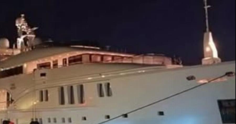 Όλη η Τήνος… έτριβε τα μάτια της με το τεράστιο γιοτ που μπήκε μέσα στο λιμάνι, μόλις είδαν τι όνομα γράφει πάνω και κατάλαβαν ποιανού Έλληνα είναι…