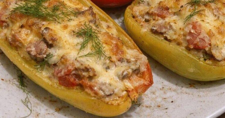 Βάζω μανιτάρια, ζαμπόν και τυρί στις πιπεριές και γίνεται το πιο εύκολο φαγητό-έκπληξη!